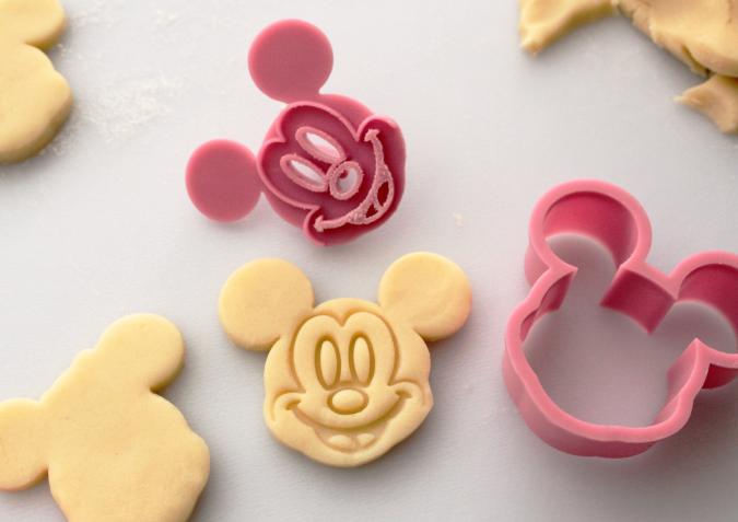 Stempel de gezichten van Mickey Mouse en Minnie Mouse