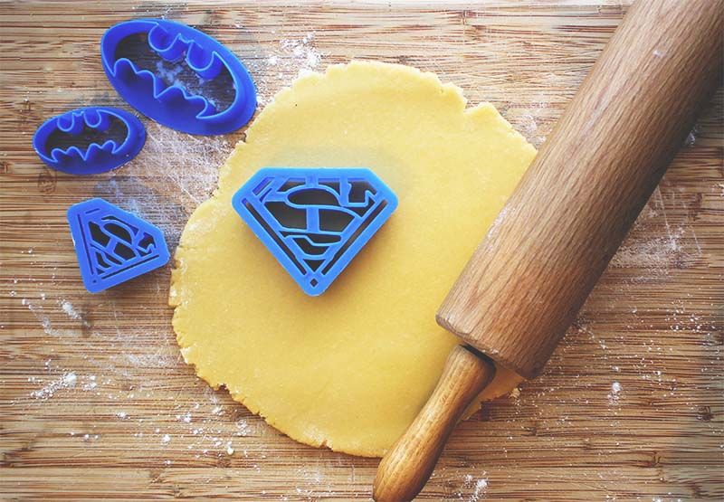 Maak je eigen Superheld koekjes - 02 koekjes uitsteken (Superman koekjes)