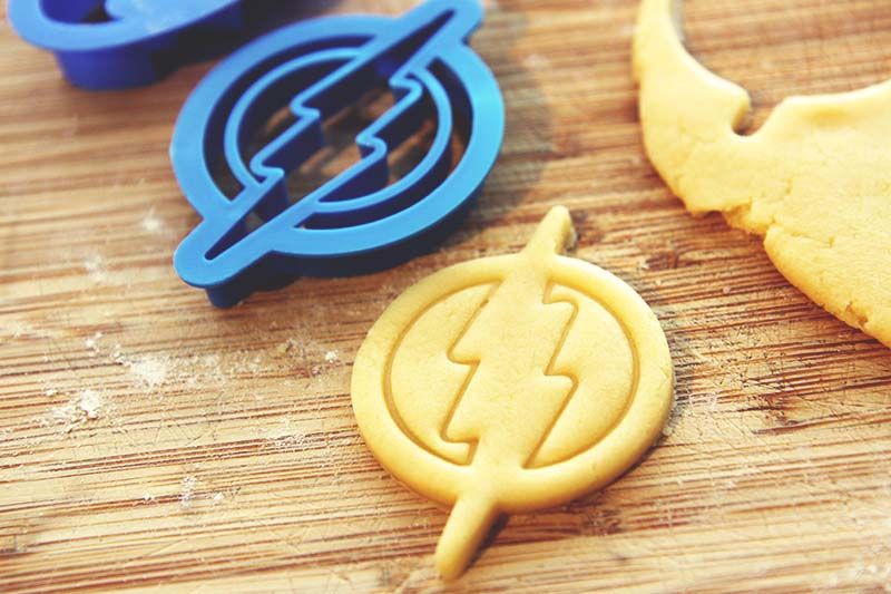 Maak je eigen Superheld koekjes - 03 Koekjes uitsteken (The Flash koekjes)