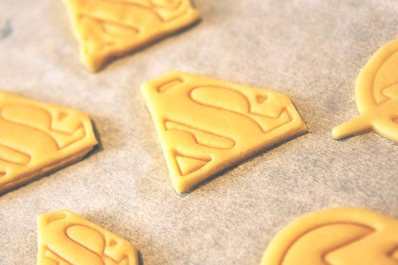 Maak je eigen Superheld koekjes - 04 Koekjes bakken (Superman koekjes)