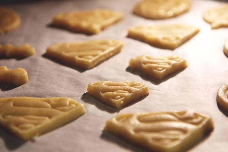 Maak je eigen Superheld koekjes - 04 Koekjes bakken (Superman koekjes in de oven)