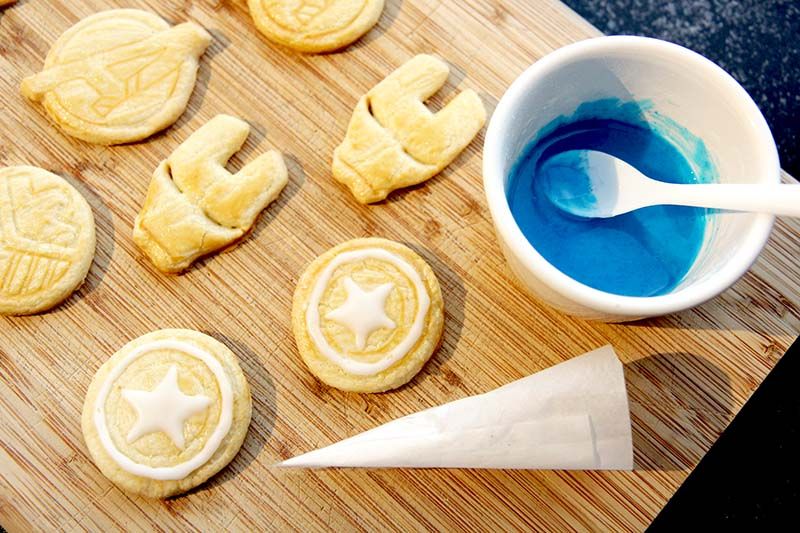 Maak je eigen Superheld koekjes - 05 Koekjes versieren