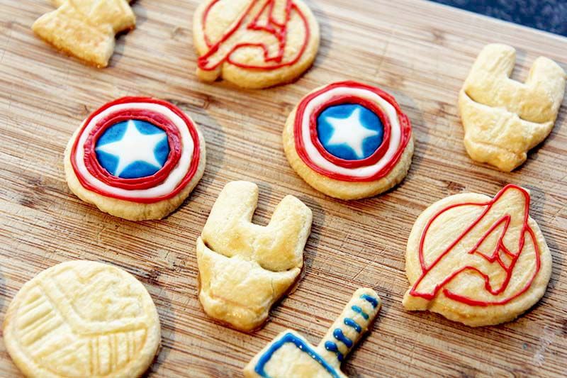 Maak je eigen Superheld koekjes - 06 Superhelden koekjes gebakken en versierd