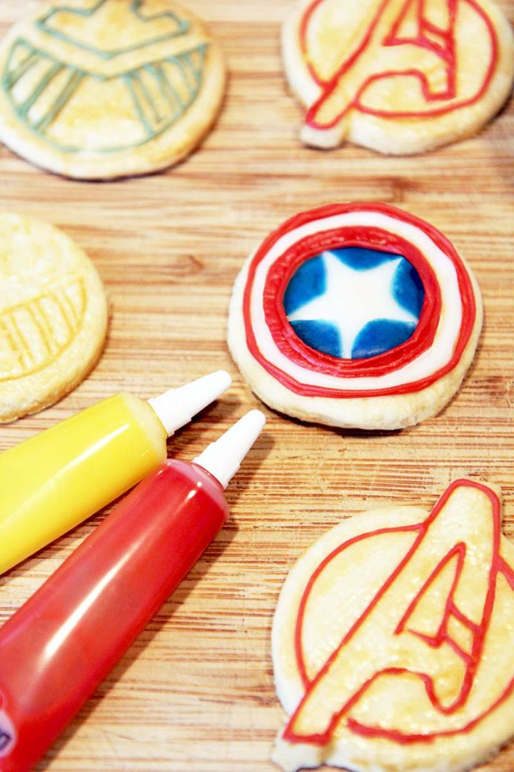 Maak je eigen Superheld koekjes - 06 Koekjes versieren (Captain America koekjes)